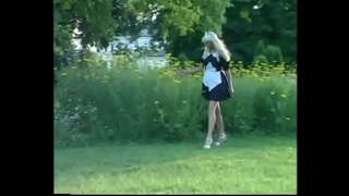 Binastos nga hardinero nagtanyag sa usa ka blonde nga babaye sa gamay nga gangbang sa lunhaw nga balili