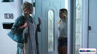 Blonde sumpaysumpaya ang uban sa iyang stepsis pinaagi sa usa ka busty milf medium.Sila halok ug sa pamaagi mao ang gilibotag.Ang gagmay nga mga atngal bata facesits uban sa iyang nanghimungot pussy